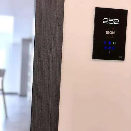 Отель Iron *
